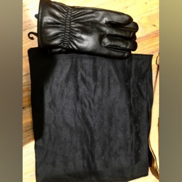 Giovanni leather duffle bag,LV driving gloves and scarf - Picture 5 of 5
